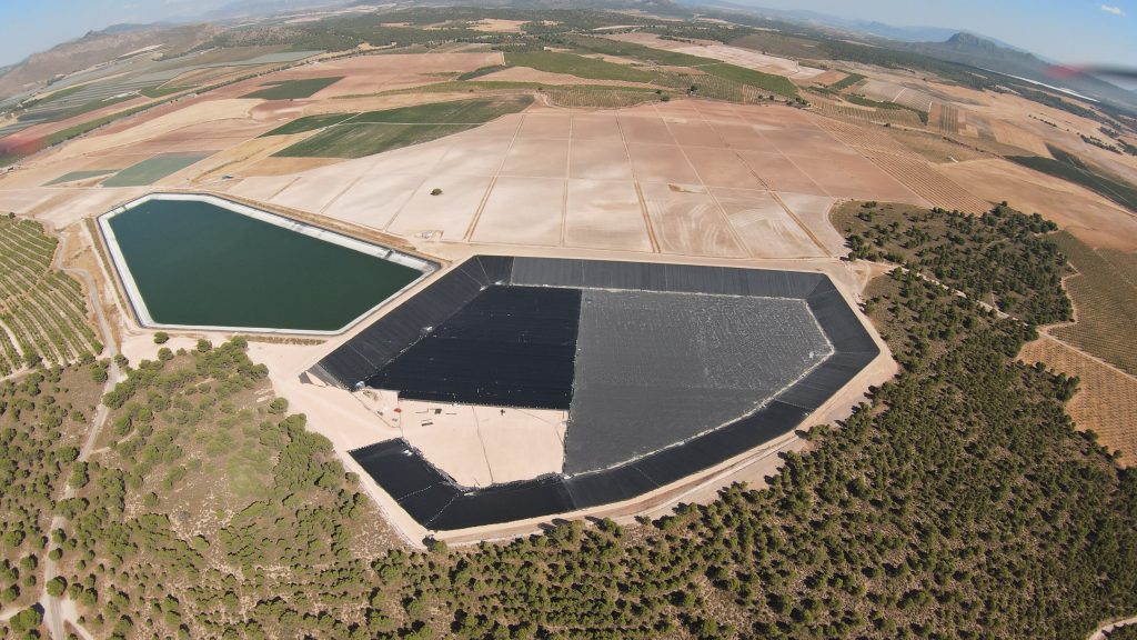 Project developed in Castilla La Mancha, Spain, where a serious deficit of more than 1.5M m3/year of irrigation water in the area was alleviated. Author: Sotrafa (https://sotrafageo.com/en/solution-to-the-great-water-deficit-with-alvatech-geomembrane/)